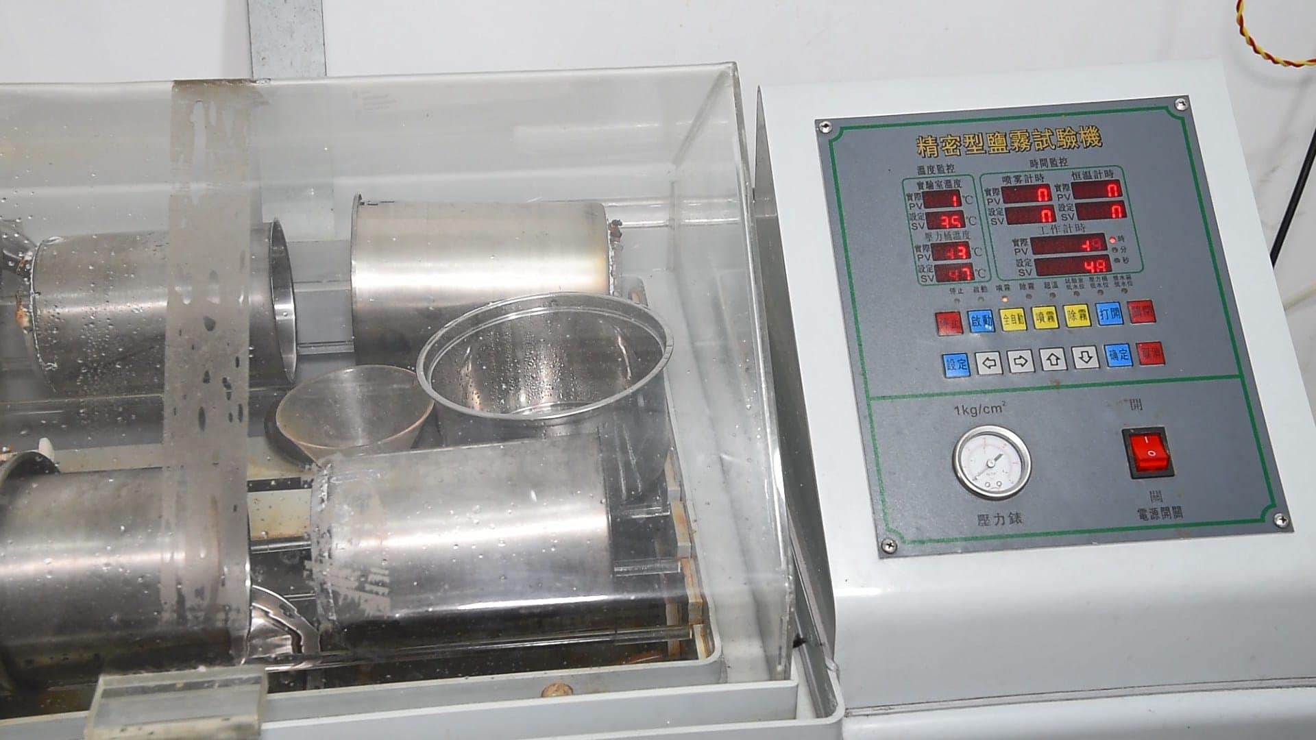 Proceso de pulido de productos en la fábrica de pequeños electrodomésticos YOLEC